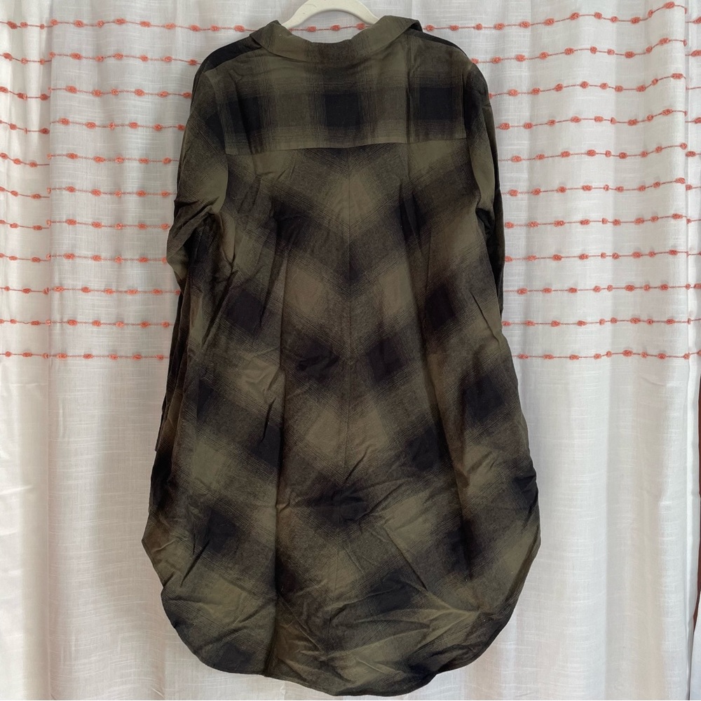 Lisa Rinna Collection Plaid Button Front Hi-Low Hem Top - Picture 4 of 4